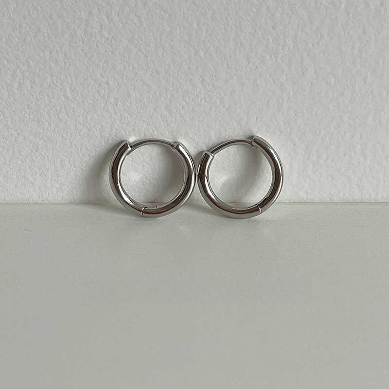 Timeless & versatile, these 925 sterling silver hoop earrings add a touch of elegance to your everyday style